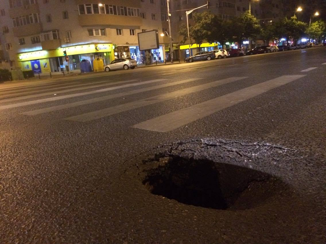 Circulatie inchisa pe Stefan cel Mare, din cauza unei gropi. Un sofer a semnalat-o inca de SAMBATA noapte