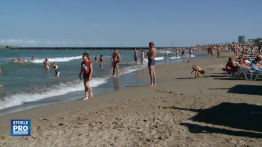 Steagul rosu, arborat pe plajele din sudul litoralului. Turistii au ignorat avertismentele salvamarilor si au intrat in apa