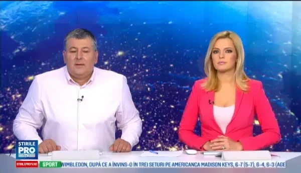 Imagini stupefiante in Kazahstan. O femeie alearga in urma unei masini in timp ce tine un frigider aflat in portbagaj