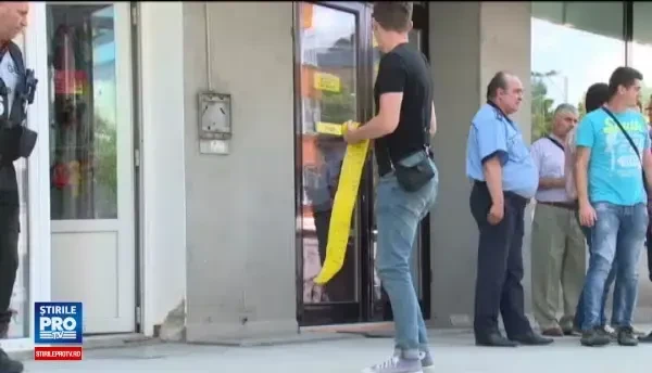 Jaf armat la o banca din Bistrita. O clienta a reusit sa fuga si sa dea alarma, dar atacatorul a scapat de politisti