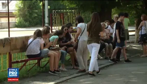 Ce vrea sa faca singura eleva de 10 care nu a urmat cursurile unui colegiu de renume: Generatia mea va salva Romania