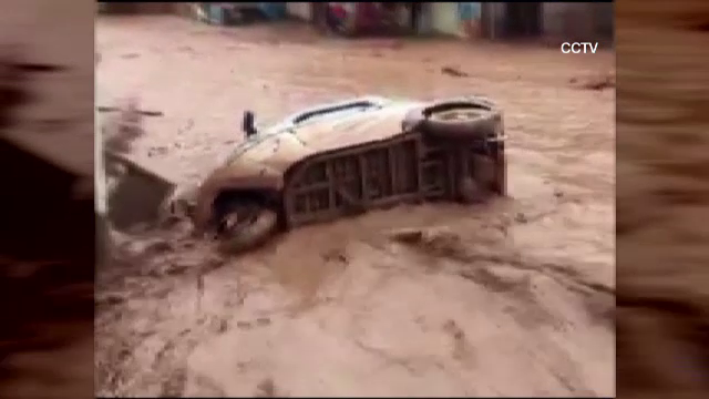 Peste 180 de morti si pagube de 7 miliarde de dolari, dupa inundatiile catastrofale din China. Pompierii continua evacuarile