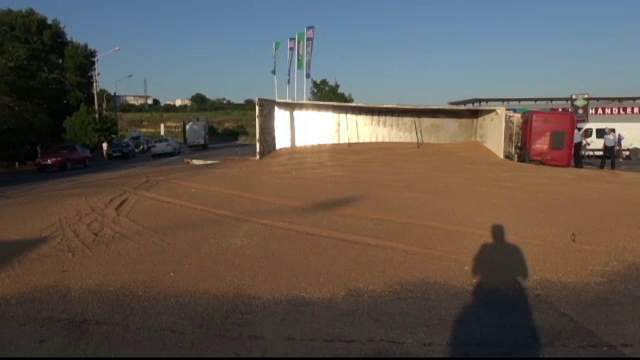 Un TIR care transporta 22 de tone de grau s-a rasturnat intr-o curba, la Galati. Ce s-a intamplat cu soferul autotrenului