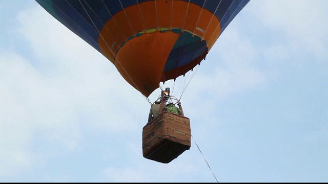 Un frizer rus si-a tuns clientul la 4.000 de metri altitudine. Cum arata insa noua tunsoare cu care s-a ales omul