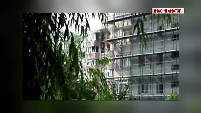 Incendiu puternic la un bloc din Capitala. Vecinii au filmat cum un apartament de la etaj arde cu flacara deschisa