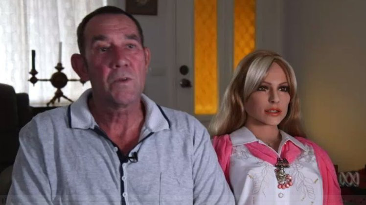 A fost casatorit de 3 ori, dar spune ca si-a gasit "perechea" intr-o papusa gonflabila. Pasiunea bizara a acestui australian