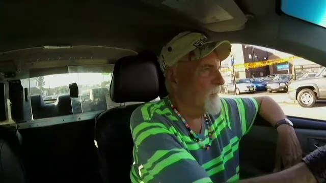 Un taximetrist a inapoiat 200.000 de dolari uitati de un om al strazii. Dezamagirea pe care a avut-o cand a primit recompensa