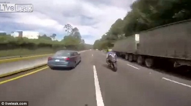 Accident socant suprins pe o sosea din Mexic. Ce se intampla dupa ce un sofer se ia la intrecere cu doi motociclisti