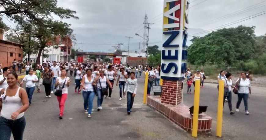 Situatia dramatica in Venezuela. Sute de femei au trecut cu forta frontiera in Columbia, pentru a cumpara mancare
