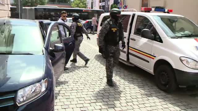 Doi barbati din Recas, judetul Timis, au fost retinuti dupa ce au atacat trei politisti din localitate cu un par si o furca