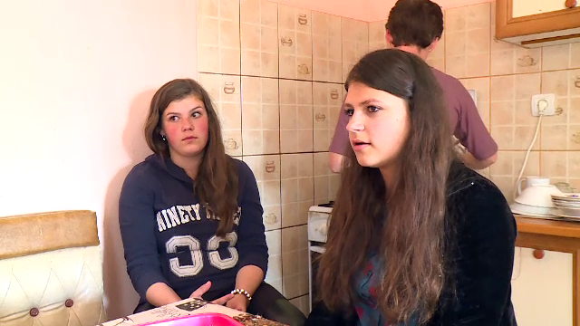 Povestea a doua surori din Bacau, parasite de mama si tata. Ce mesaj au pentru parintii care pleaca la munca in strainatate