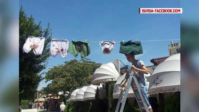 Protest inedit la Eforie: si-a intins lenjeria intima murdara in fata localului, dupa ce autoritatile i-au inchis afacerea