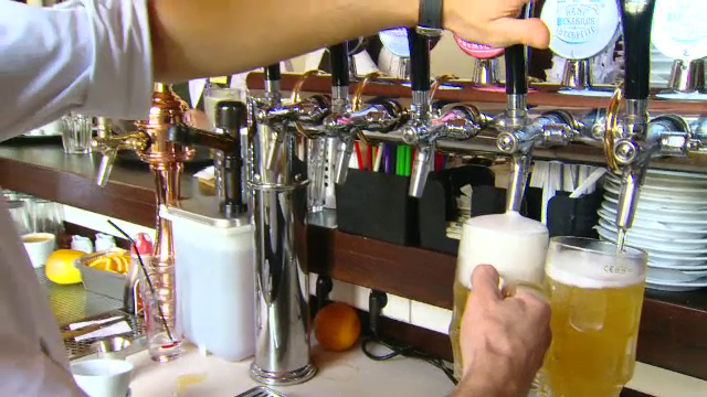 Canicula si UEFA EURO 2016 au crescut consumul de bere in Romania. Reactia strainilor care au gustat din berea autohtona