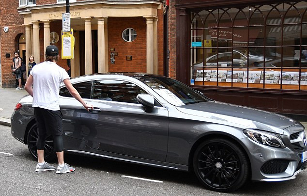 Abia si-a luat permisul de conducere, dar prima lui masina e incredibila. Ce bolid conduce Brooklyn Beckham la doar 17 ani