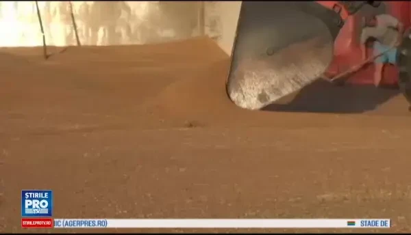 Un TIR care transporta 22 de tone de grau s-a rasturnat intr-o curba, la Galati. Ce s-a intamplat cu soferul autotrenului