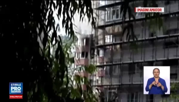 Incendiu puternic la un bloc din Capitala. Vecinii au filmat cum un apartament de la etaj arde cu flacara deschisa