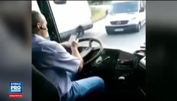 Imagini scandaloase surprinse de un calator intr-un autobuz plin cu pasageri. Un betiv vede in ceata, el nu vede deloc