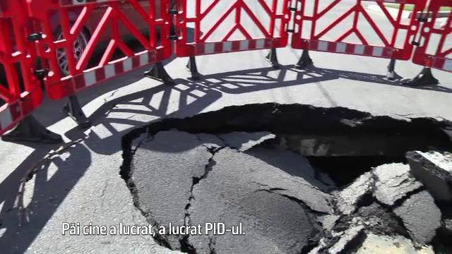 Un crater de 2 metri a aparut pe un bulevard din Targoviste asfaltat recent. Primaria si muncitorii arunca vina unii pe altii