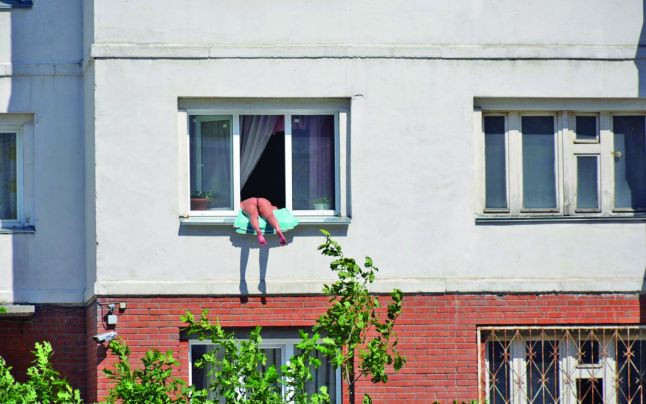O tanara din Rusia s-a apucat sa se bronzeze pe fereastra apartamentului. Ce reactie au avut vecinii