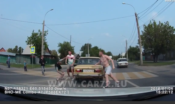 Imagini tragicomice surprinse pe o sosea din Rusia. Un pieton este lasat inconstient de un sofer agresiv. VIDEO