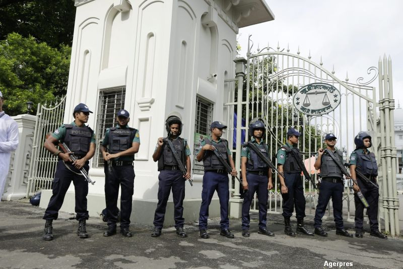 Atac cu grenada in apropierea unui loc unde s-au adunat 200.000 de oameni pentru a se ruga. Doi politisti au fost ucisi