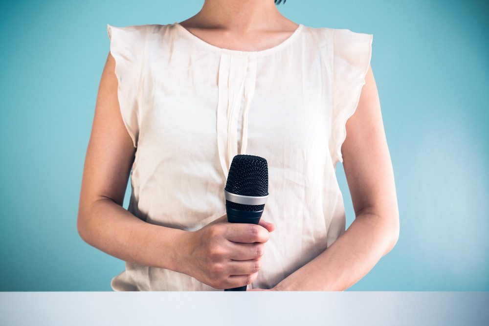 O jurnalista, carata de doi localnici in timpul unor indundatii, a fost concediata. Ce explicatie a dat dupa aparitia pozei