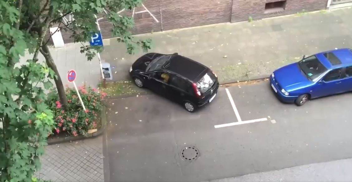 Dovada clara ca unii oameni nu ar trebui sa se urce niciodata la volan! Ce se intampla cand incearca sa faca o parcare laterala banala