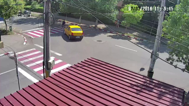 Batrana lovita in plin in timp ce traversa regulamentar o strada din Buzau. Intreg accidentul a fost filmat