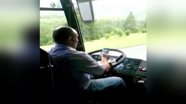 Soferul filmat butonand mobilul in timp ce conducea un autocar plin cu pasageri, identificat. Masura luata de politisti