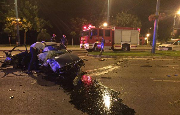 Imagini tulburatoare. Un BMW cu patru oameni la bord s-a spulberat in bucati in urma unei curse ilegale