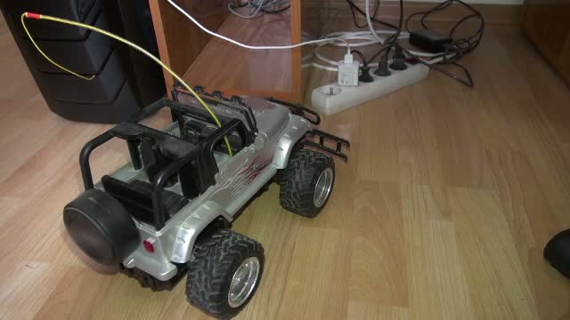 Copil de 3 ani din Tecuci, electrocutat dupa ce a introdus antenele unei masinute in priza. Autoritatile au deschis o ancheta