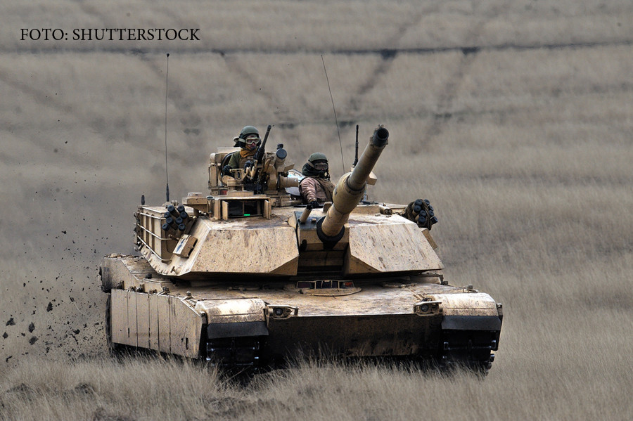 tanc american Abrams la un exercitiu in poligonul Smardan (Galati)