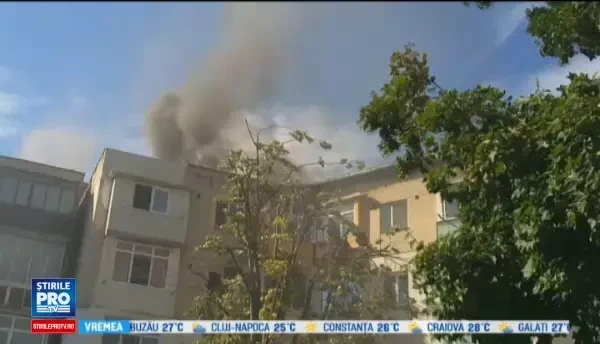 Incendiu violent in Botosani. Mansarda unui bloc cu 4 etaje a luat foc: 20 de persoane evacuate de urgenta