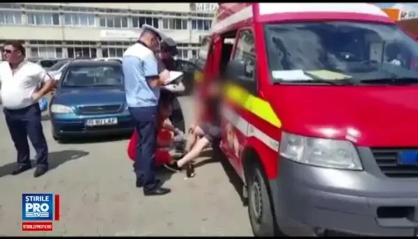 Sapte persoane aflate pe o banca in Iasi, ranite dupa ce au fost lovite de o masina intrata pe trotuar. Filmul accidentului