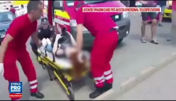 Sapte persoane aflate pe o banca in Iasi, ranite dupa ce au fost lovite de o masina intrata pe trotuar. Filmul accidentului