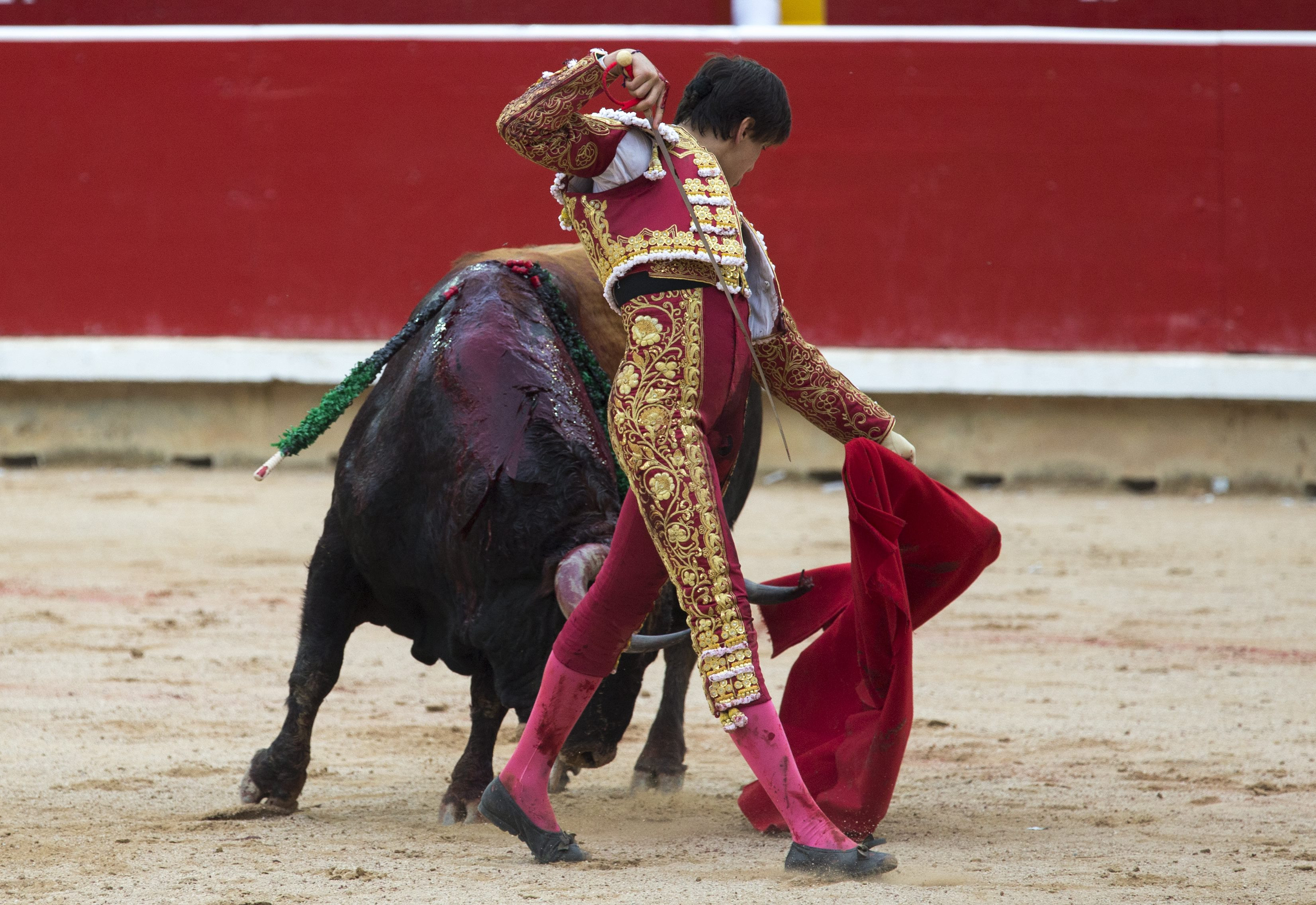 5 persoane au ajuns la spital, la Festivalul de la Pamplona. Momentul in care un toreador este lovit cu coarnele de un taur