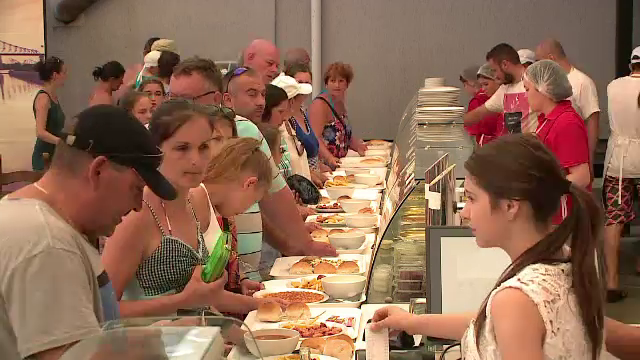 100.000 de turisti, asteptati in acest weekend la mare. Zonele de pe litoral unde platesti cel mai putin pentru mancare