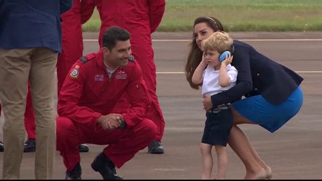 Printul George a atras toate privire la un show aviatic. La nici trei ani, a urcat in cabina unui avion de vanatoare