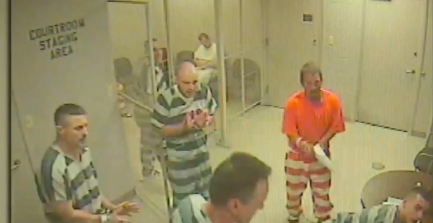 Momentul in care mai multi detinuti evadeaza din celula sa ii salveze viata gardianului. "Lucrurile puteau degenera". VIDEO