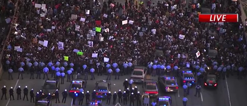 Proteste "Black Lives Matter" in mai multe orase americane. Politistii au folosit gaze lacrimogene: "Fara politie rasista!"