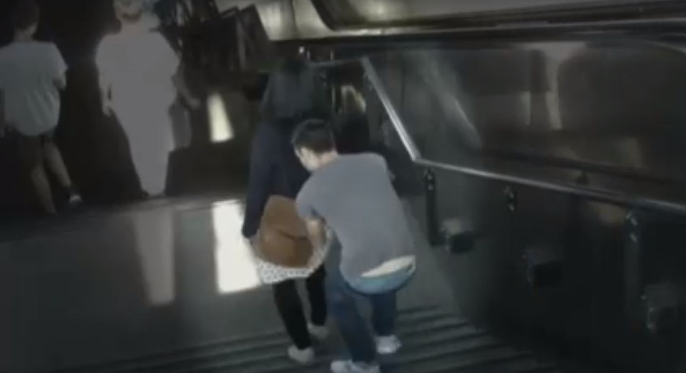 Sapte membri ai gruparii "Scara Rulanta", arestati pe banda de Politia Romana. Cum ii jefuiau pe germani, in magazine. VIDEO