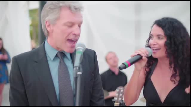 Jon Bon Jovi s-a transformat din invitat in solist la o nunta. A interpretat o piesa pe care a compus-o in 1986