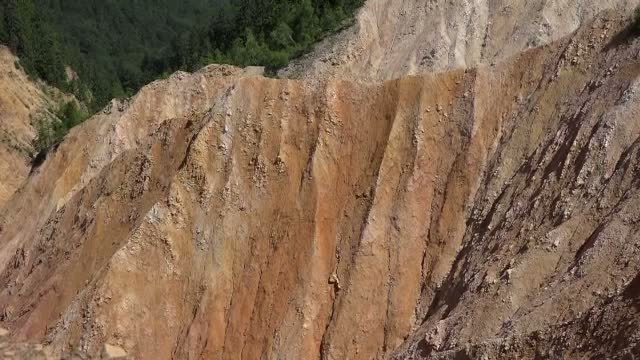 Groapa Ruginoasa, un loc unic in Europa. Turistii care ajung in Muntii Apuseni nu trebuie sa rateze zona spectaculoasa