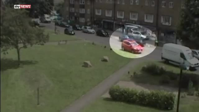 Imagini incredibile filmate in Londra. O fetita de 11 ani a sarit dintr-o masina in miscare, pe care un hot tocmai o furase