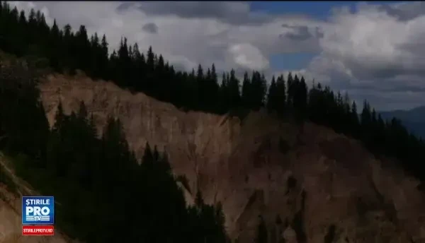 Groapa Ruginoasa, un loc unic in Europa. Turistii care ajung in Muntii Apuseni nu trebuie sa rateze zona spectaculoasa