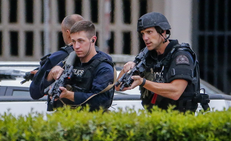 Noua alerta in Dallas. Sediul central al politiei, evacuat si inconjurat de trupe SWAT dupa ce a primit o amenintare