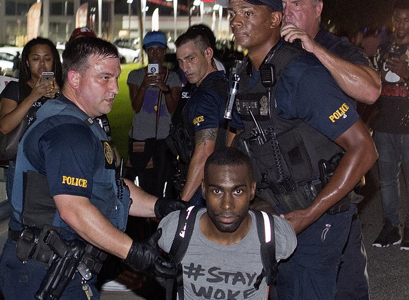 Zeci de persoane arestate, dupa ce protestele fata de brutalitatea politiei au acaparat orasele americane. Reactia lui Obama