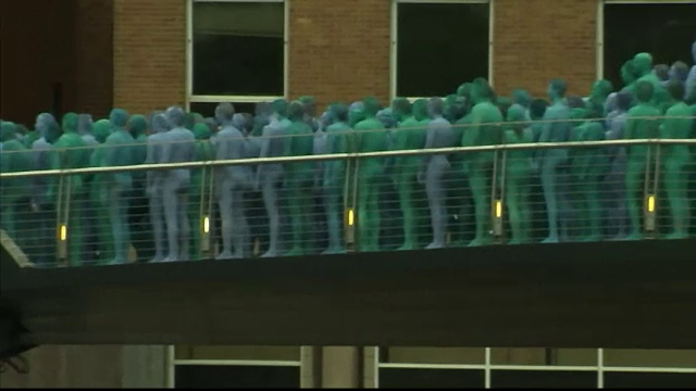 Motivul pentru care mii de oameni s-au dezbracat si s-au lasat pictati in albastru pe strazile unui oras din Marea Britanie