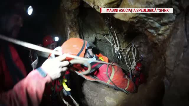 Exercitiu dificil de salvare din subteran. Cum au reusit speologii sa aduca la suprafata o tanara, de la 150 m adancime