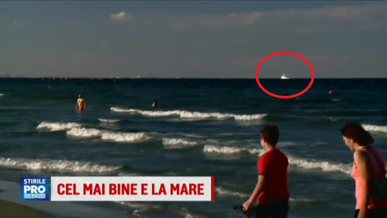 Surpriza astazi pentru turistii de pe litoral. Ce au vazut cand s-au uitat in larg. VIDEO